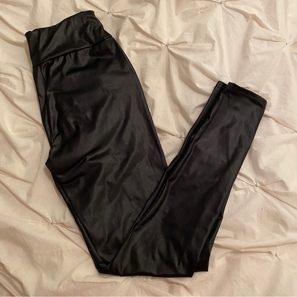BOOHOO BLACK FAUX LEATHER HIGH-WAISTED SHINY LEGGINGS - Picture 3 of 5